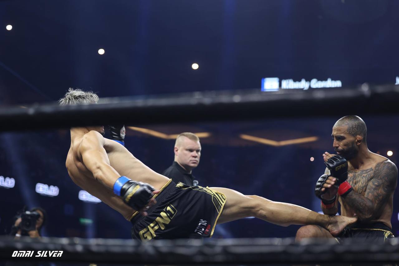 כיבדי מבצע בעיטת גוף בקרב MMA, צילום עמרי סילבר